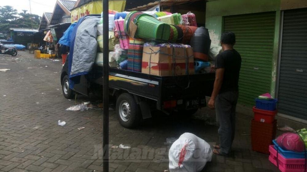 Pedagang mulai mengangkut barang dagangan ke Pasar Terpadu Dinoyo. (Muhammad Choirul)
