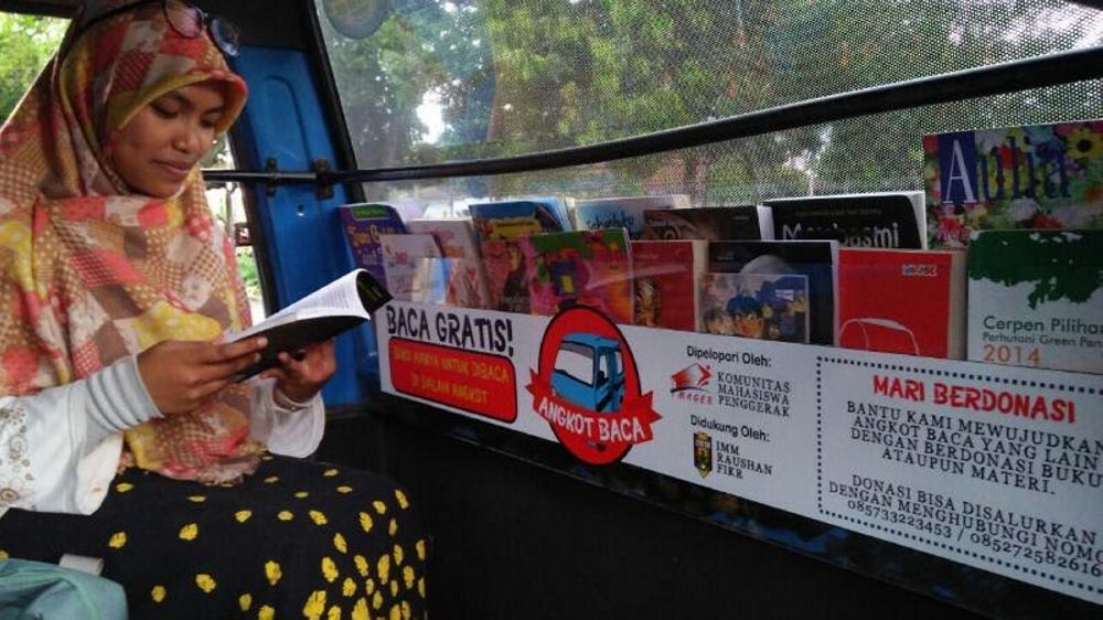 Mbois, Kini Penumpang Bisa Baca Buku di Angkot