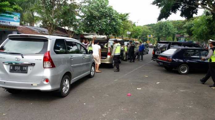 Personel Polres Malang saat melakukan penyekatan di sejumlah titik, mengantisipasi warga Malang ikut serta Tamasya Al-Maidah ke Jakarta.(ist)