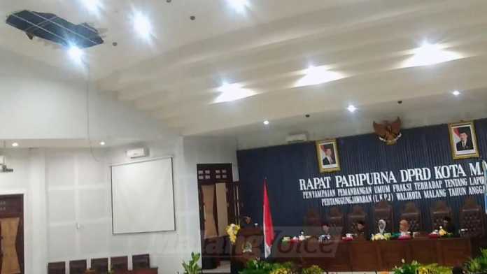 Plafon Ruang Rapat Paripurna DPRD Kota Malang ambrol. (Muhammad Choirul)