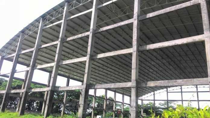 Proyek pembangunan kolam renang skala Internasional di area Stadion Kanjuruhan, Kabupaten Malang.(Miski)
