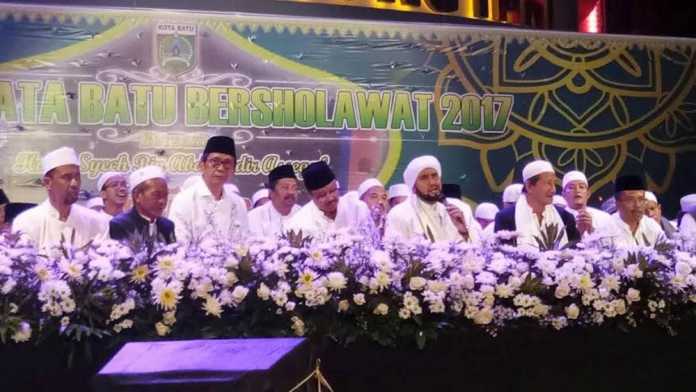 Wali Kota Batu, Eddy Rumpoko di acara Kota Batu bersalawat bersama Habib Syech Bin Abdul Qodir Assegaf.