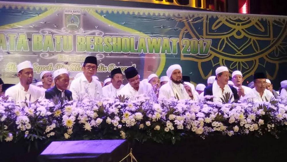 Ribuan Jemaah Salawat Bersama Habib Syech Bin Abdul Qodir Assegaf Di Balai Kota Among Tani Malangvoice