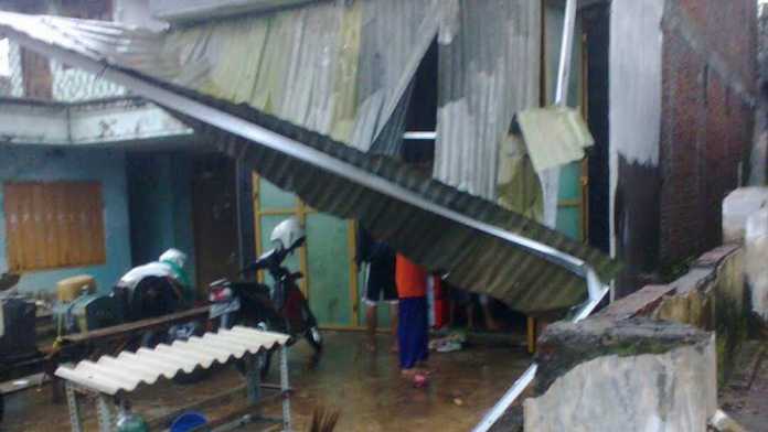 Rumah warga di Desa Baturetno rusak ringan pasca diterjang angin puting beliung.(ist)