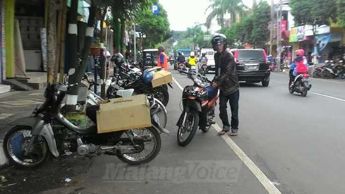 Salah satu pemilik kendaraan saat parkir di sepanjang Jalan Achmad Yani, Kabupaten Malang.(Miski)