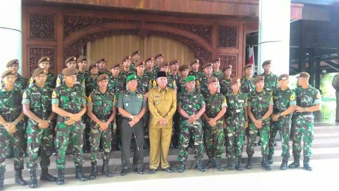 Sebanyak 30 Taruna angkatan IV Akademi Militer saat foto bersama dengan Bupati Malang dan Dandim 0818.(Miski)