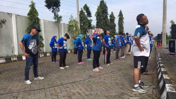 Seluruh pegawai BP2D Kota Malang mengikuti gemblengan fisik dan mental dengan instrukstur anggota Korps Marinir TNI AL Karang Pilang, Jumat (7/4). (Ist)