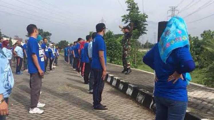 Seluruh pegawai BP2D Kota Malang mengikuti gemblengan fisik dan mental dengan instrukstur anggota Korps Marinir TNI AL Karang Pilang, Jumat (7/4). (Ist)
