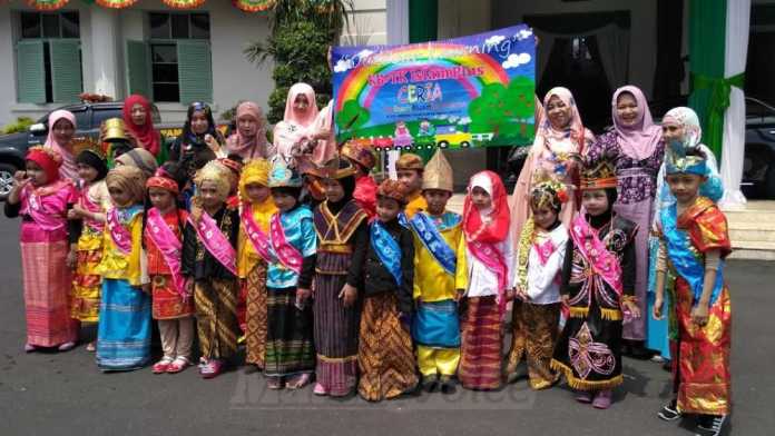Siswa KB-TK Islam Plus Qurrota'ayun Ceria, Gadang, mengunjungi Balai Kota Malang. (Muhammad Choirul)