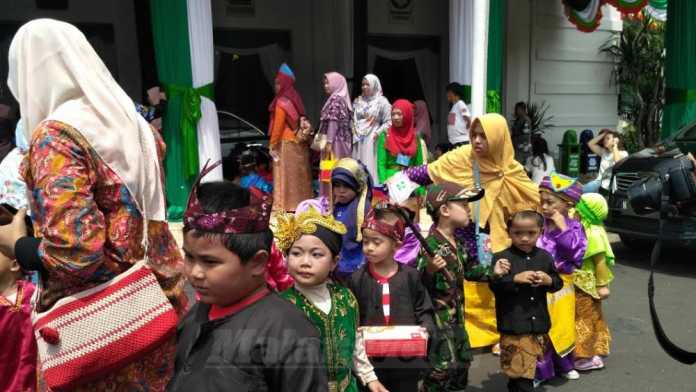 Siswa KB-TK Islam Plus Qurrota'ayun Ceria, Gadang, mengunjungi Balai Kota Malang. (Muhammad Choirul)