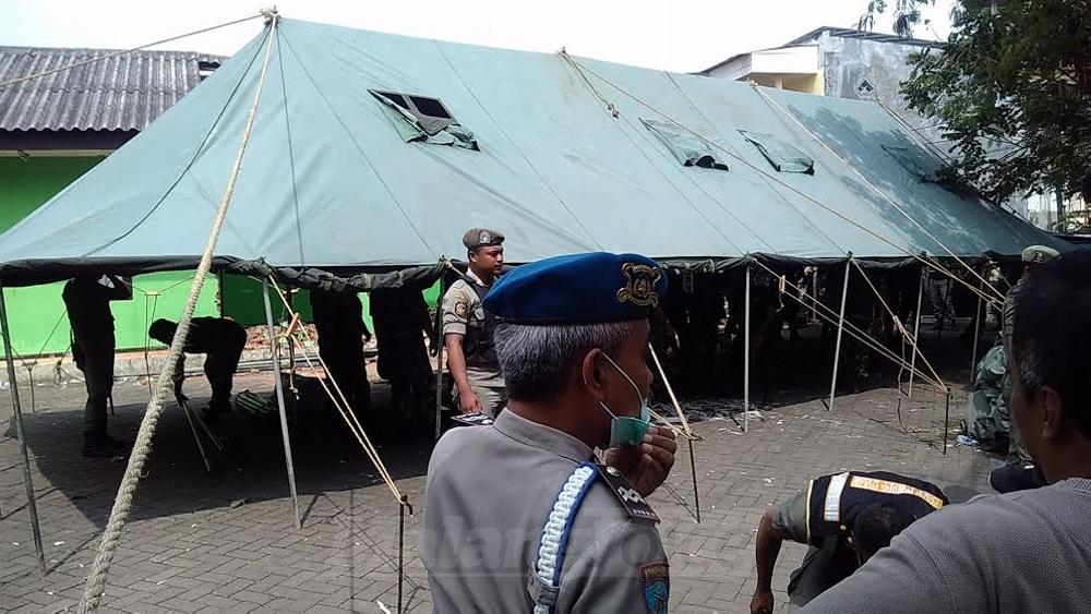 Tenda pantau terpasang di depan bekas Kantor Pasar Merjosari. (Muhammad Choirul)