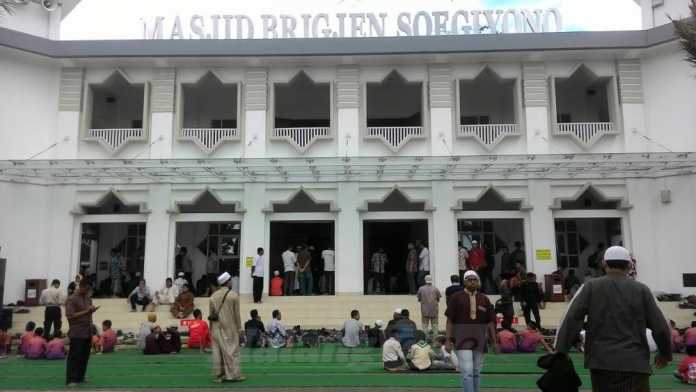 Ummat Muslim mulai berdatangan ke Masjid Brigjen Soegiyono, Kota Batu.(Miski)