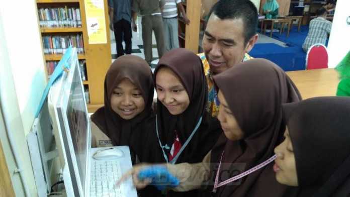 Wali Kota Malang, HM Anton, melaksanakan inspeksi mendadak di Perpustakaan Umum Kota Malang. (Muhammad Choirul)