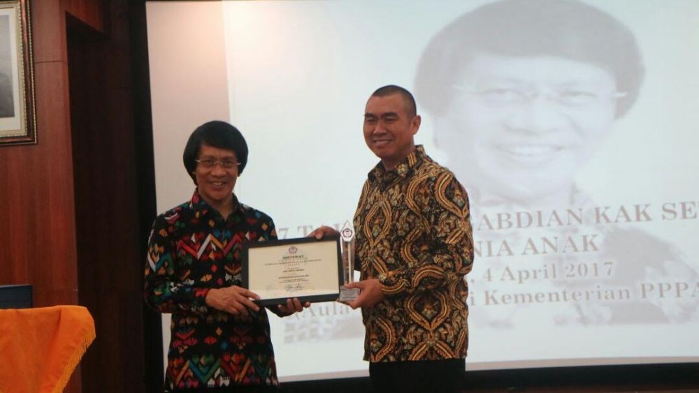 Wali Kota Malang, HM Anton, menerima penghargaan dari Kak Seto Award. (Bagian Humas Pemkot Malang)