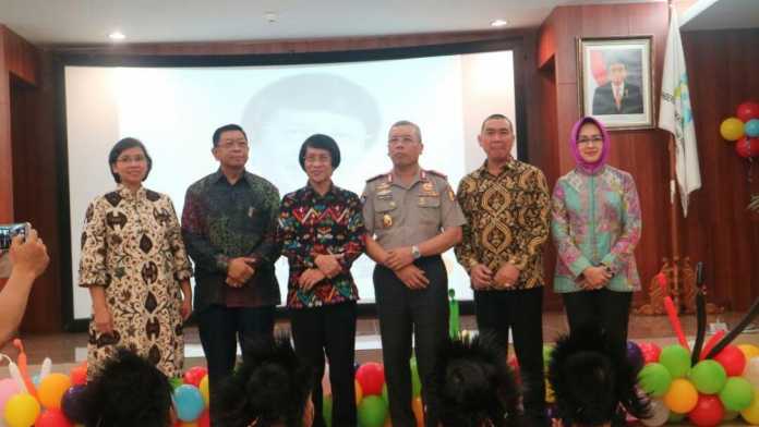 Wali Kota Malang, HM Anton, menerima penghargaan dari Kak Seto Award. (Bagian Humas Pemkot Malang)