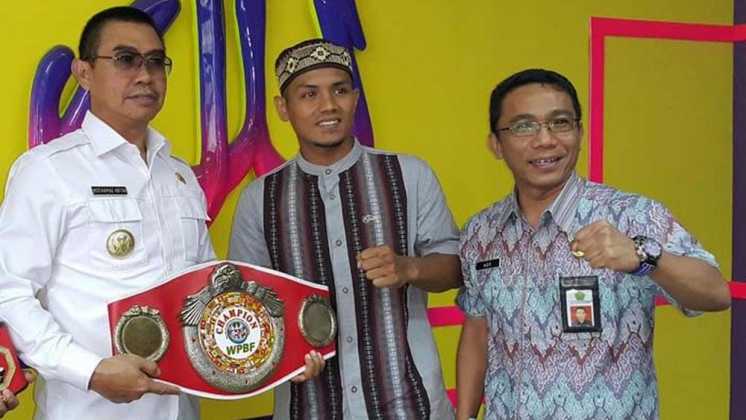 Hero Tito diapit Walikota Malang HM Anton (kiri) dan owner d'Kross BC, Ir H Ade Herawanto MT usai memastikan gelar juara dunia kelas ringan versi WPBF.