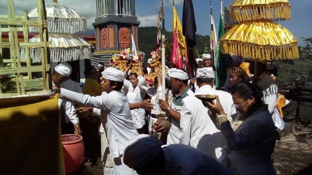 Umat Hindu Yonbekang 2 Kostrad Rayakan Hari Raya Kuningan
