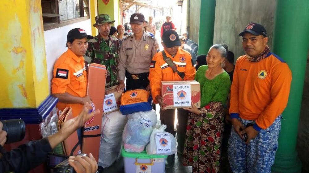 BPBD Kota Batu menyerahkan bantuan logistik kepada korban kebakaran di Jalan Simpang Trunojoyo 2, Dusun Rejoso, RT01, RW09, Desa Junrejo.