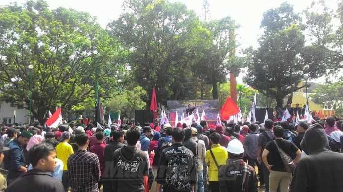 Buruh dan mahasiswa di Malang melangsungkan aksi, memperingati May Day.(Miski)