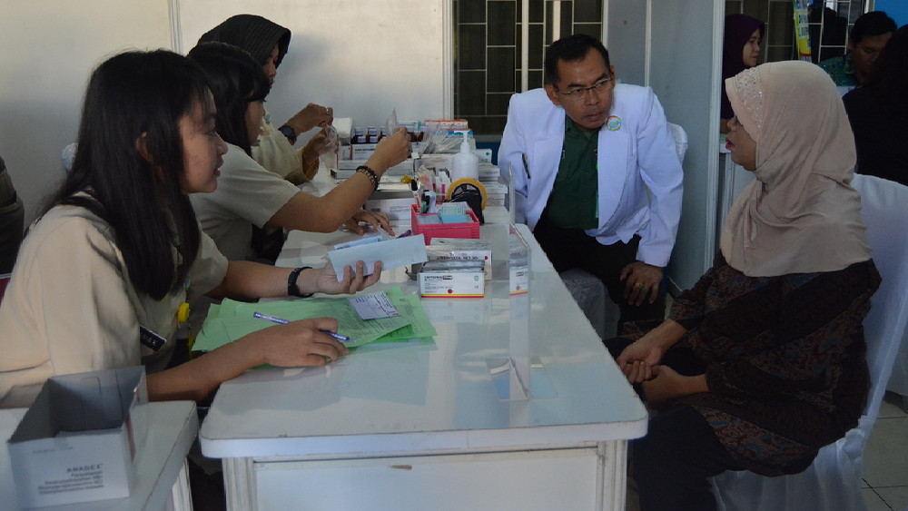 RS Soepraoen Memberikan Cek Kesehatan dan Pengobatan Gratis di Area Luar Stadion Gajayana
