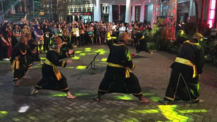 Perform tarian tradisional dari mahasiswa asing yang kuliah di ISI Padang Panjang, Sumbar