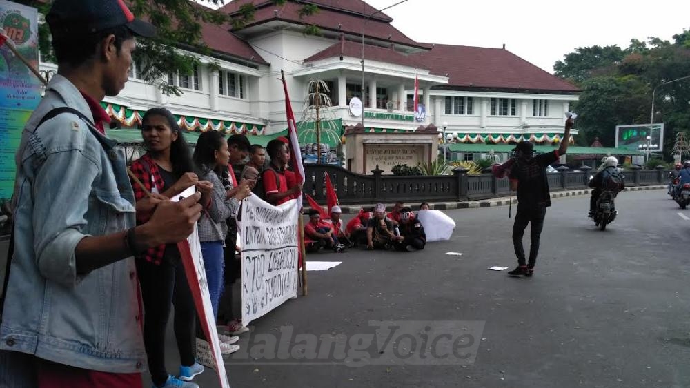 GMNI gelar aksi di depan Gedung DPRD Kota Malang (Muhammad Choirul)