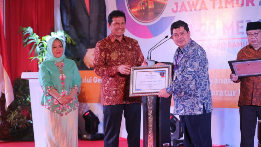 Sekda Kota Malang Terima Penghargaan Top 99 Inovasi Pelayanan Publik 2017