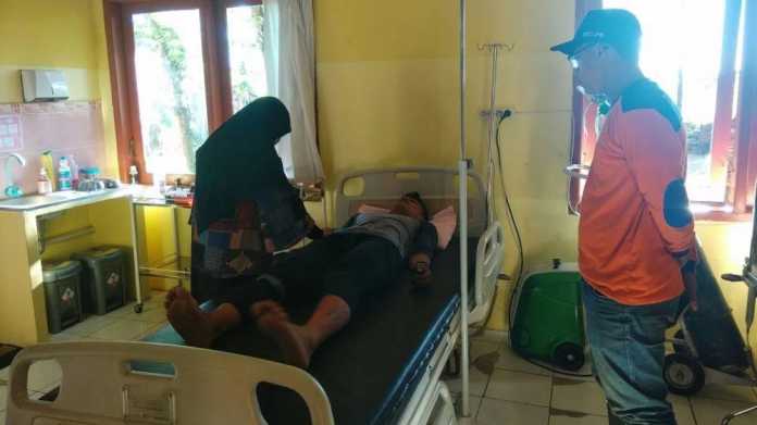 Irwan tengah menjalani pemeriksaan medis di Puskemas Pesanggrahan Kecamatan Batu. (BPBD Kota Batu)