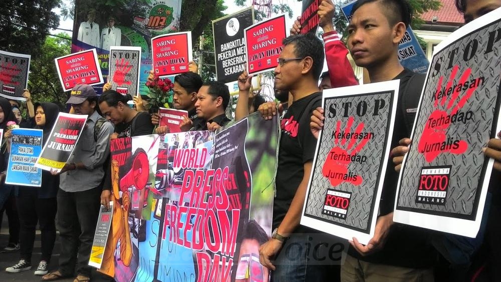 Jurnalis Malang Raya dan aktivis pers mahasiswa melangsungkan aksi, memeringati WPFD.(Miski)