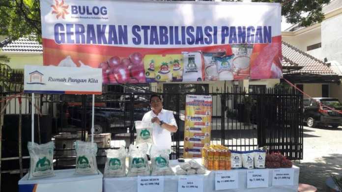 Pasar murah di depan kantor Bulog Kota Malang. (deny)