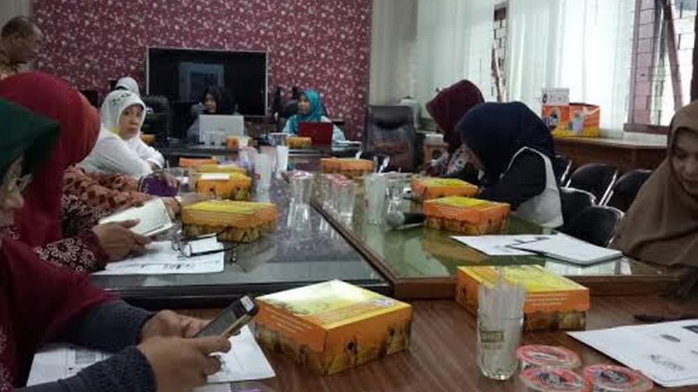 Pemaparan publikasi terhadap diversifikasi produk minyak atsiri di ruang rapat Baretlinbang. (Bagian Humas Pemkot Malang)