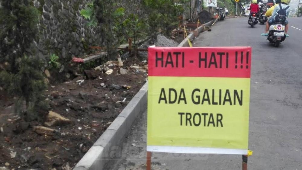 Pembangunan trotoar di Jalan Brantas, Kelurahan Sisir, Kota Batu, Selasa (30/5). (Abdul Aziz)