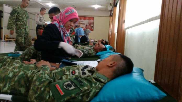 Prajurit TNI donor darah pada acara peringatan Hari Pers Internasional yang diadakan IJTI Korda Malang Raya. (istimewa)