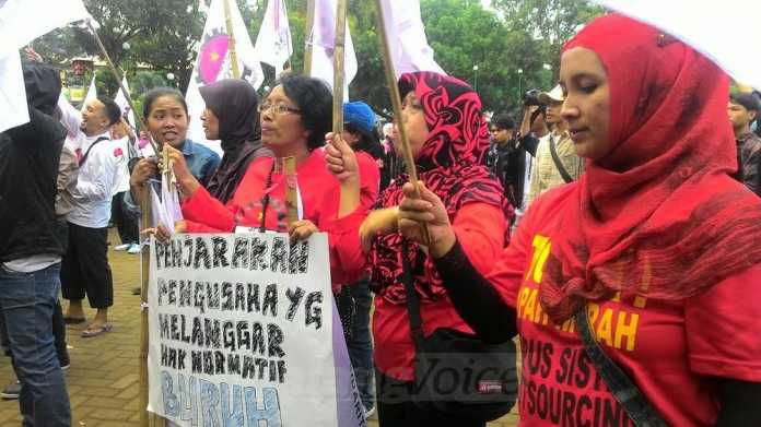 Ratusan buruh dan mahasiswa menggelar aksi May Day di Alun-alun Merdeka Malang.(Miski)
