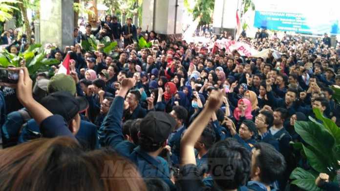 Ribuan mahasiswa mengepung Gedung Rektorat UB. (Muhammad Choirul)