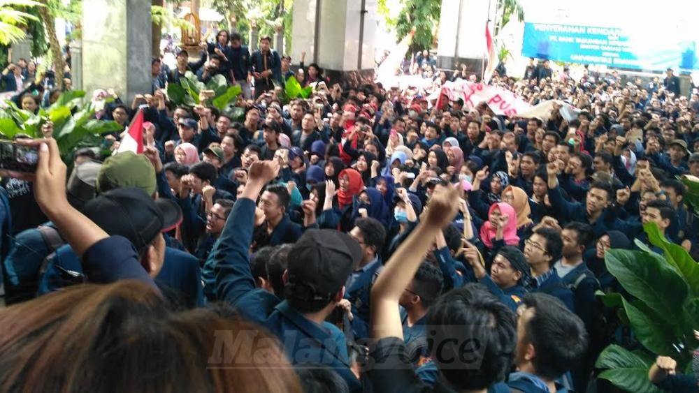 Ribuan mahasiswa mengepung Gedung Rektorat UB. (Muhammad Choirul)