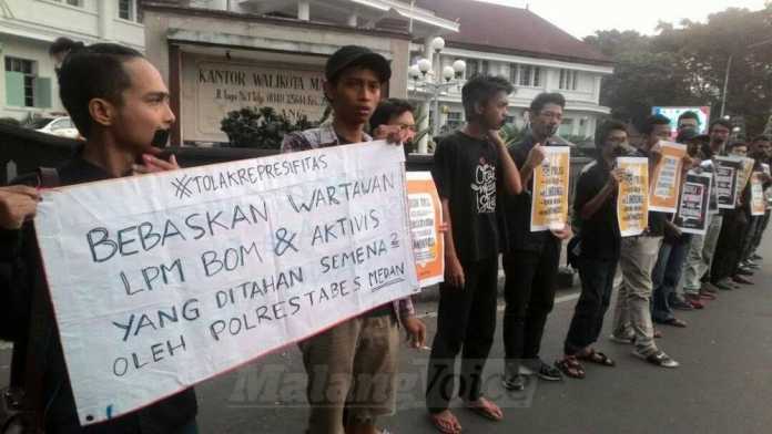 Sejumlah aktivis pers mahasiswa Kota Malang berunjuk rasa di depan Balai Kota Malang. (Muhammad Choirul)