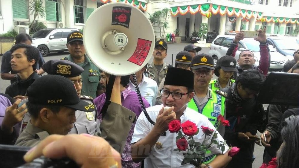Wakil Wali Kota Malang, Sutiaji, turut mendukung aksi Aliansi Jurnalis Malang Raya. (Muhammad Choirul)