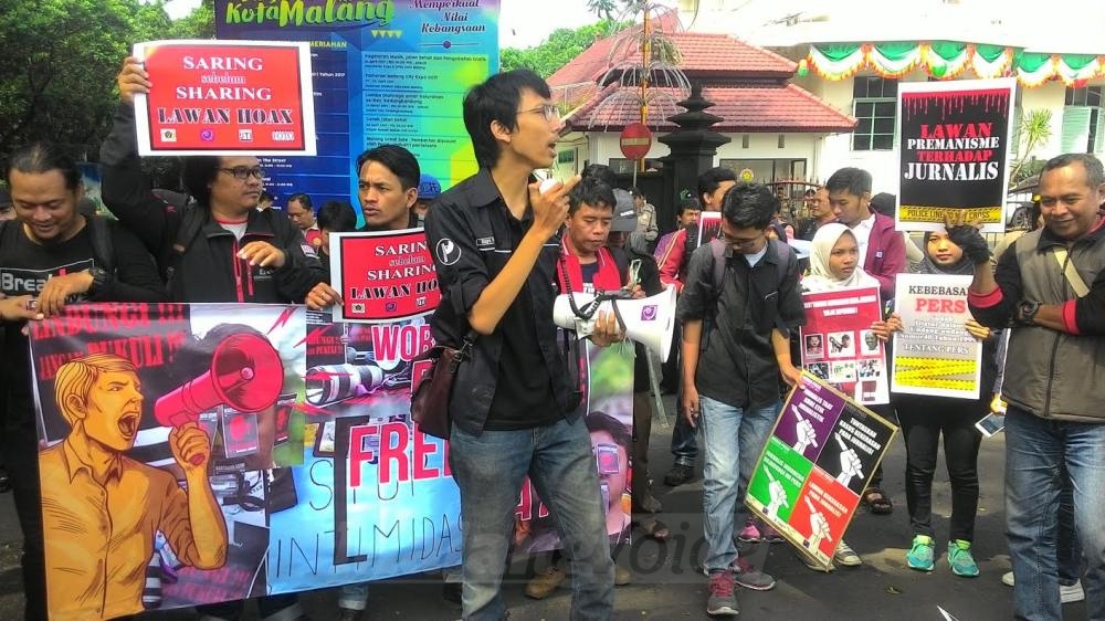 jurnalis Malang Raya dan aktivis pers mahasiswa melangsungkan aksi, memperingati WPFD.(Miski)