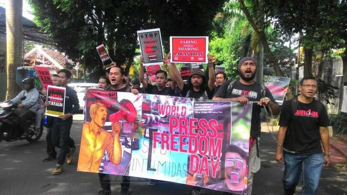jurnalis Malang Raya dan aktivis pers mahasiswa melangsungkan aksi, memeringati WPFD.(Miski)