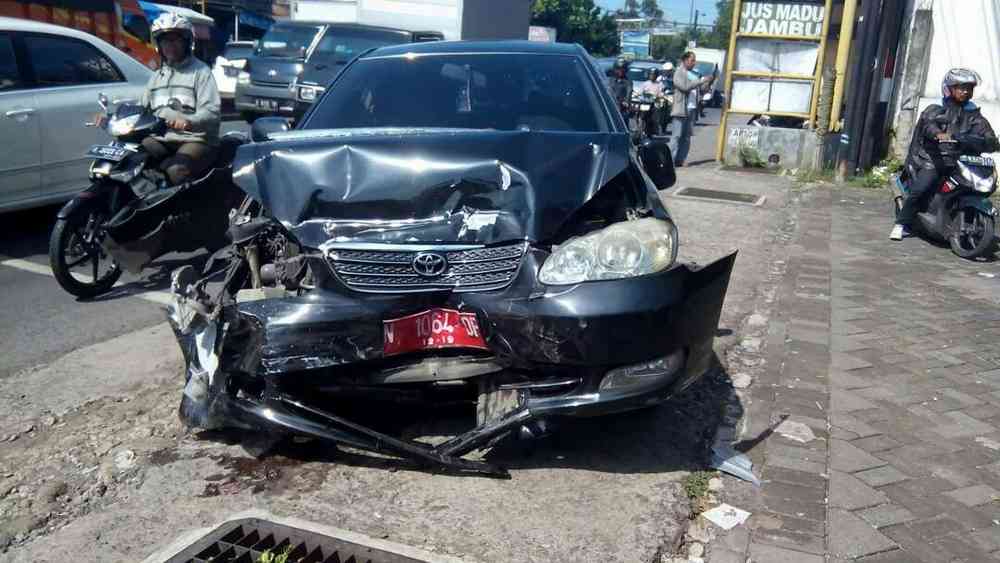 Tabrak Mobil di Lawang, Mobdin Wakil Ketua DPRD Kab Malang Rusak Parah
