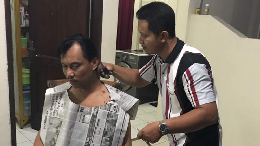 Tak Ada Salon, Ketua DPRD Manfaatkan Jasa Satpol PP untuk Pangkas Rambut