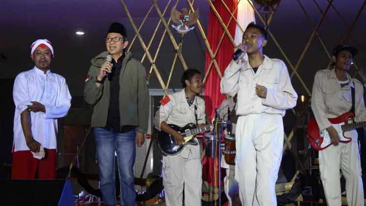 Wali Kota Batu, Eddy Rumpoko, bernyanyi lagu nasional bersama band Kopi Pait asal Kota Batu.