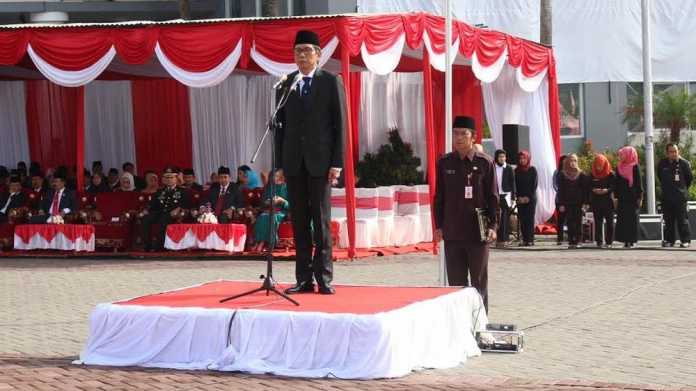 Walikota Batu Eddy Rumpoko saat memimpin upacara Hari Lahir Pancasila di pelataran Balai Kota Among Tani, Kamis pagi (1/6). (Abdul Aziz)
