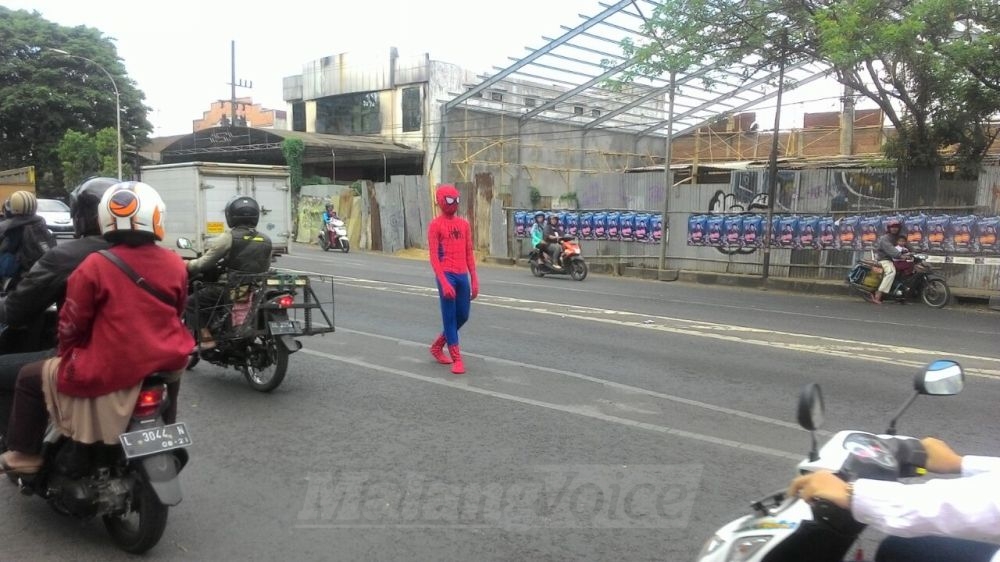 Aksi Spiderman di Fly Over Arjosari Ditanggapi Polisi
