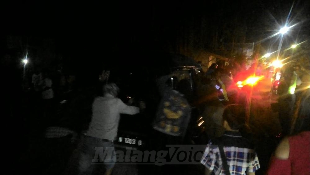 Warga mengevakuasi mobil yang ditabrak Kereta Api Majapahit.(Miski)