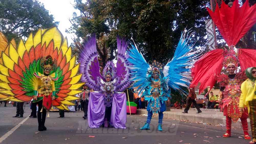 Warna Warni Baju Karnaval Perwakilan Kota Tangerang di Pawai Budaya Rakernas XII Apeksi 2017.
