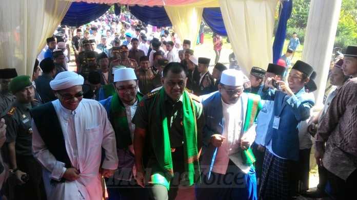 Panglima TNI, Jenderal Gatot Nurmantyo saat menghadiri Halal Bi Halal di Ponpes AN-Nur 2 AL Murtadlo, Bululawang, Kabupaten Malang.(Miski)