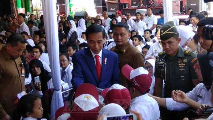 Jokowi saat membagikan buku di Dinas Pendidikan Kota Malang. (deny rahmawan)