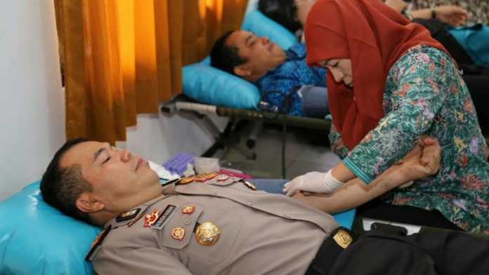Kapolres Malang Kota, AKBP Hoiruddin Hasibuan saat donor darah di peringatan HUT Bhayangkara. (istimewa)